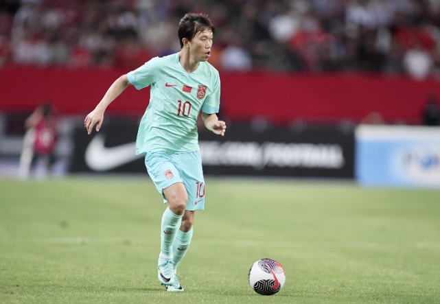 国足任意球安排引争议，徐江谈球员的追求与担当